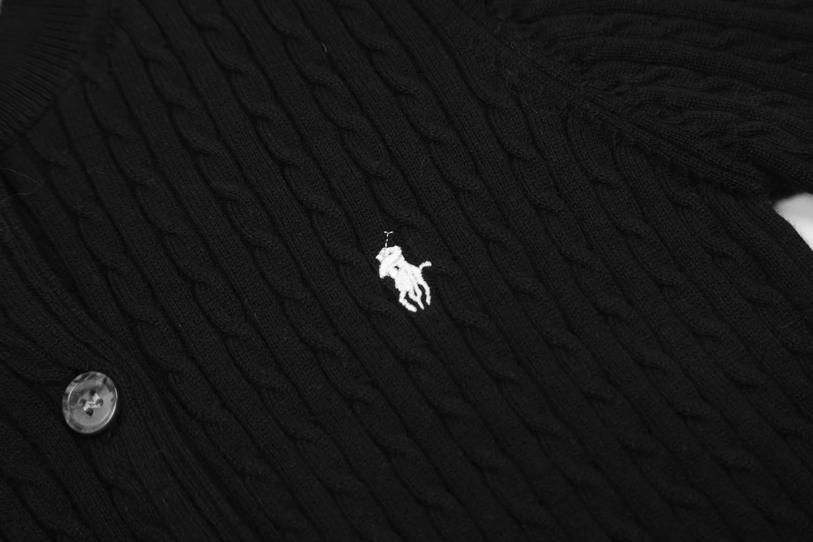 🅿️210 "Top quality" Style number: DS005# (not off the shelves all year round) [Ralph Lauren round neck solid color pony embroidered logo knitted cardigan long sleeves] ✅Ralph Lauren classic basic versatile twist knitted cardigan long sleeves ✅Main supplier platform live broadcast Wholesale entities Replenish when out of stock Not off the shelves ✅ZP quality 1:1 version Scan the code to enter the GF website Counter quality ✅Details and quality are the only one in Guangzhou. Imported quality cotton yarn, focusing on high-end, cost-effective, good quality needless to say. ✅The same style as Zhao Lusi is really amazing, so sweet, so beautiful. This cardigan is really good-looking. Rose red and white label Big red and blue label